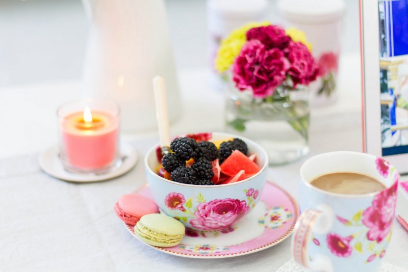 Чай со сладостями и цветами