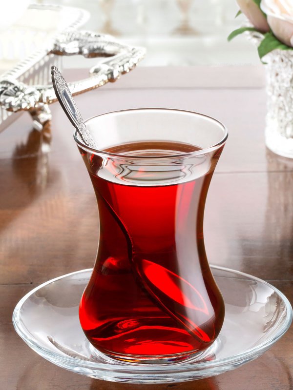 Турецкий чай на фоне моря