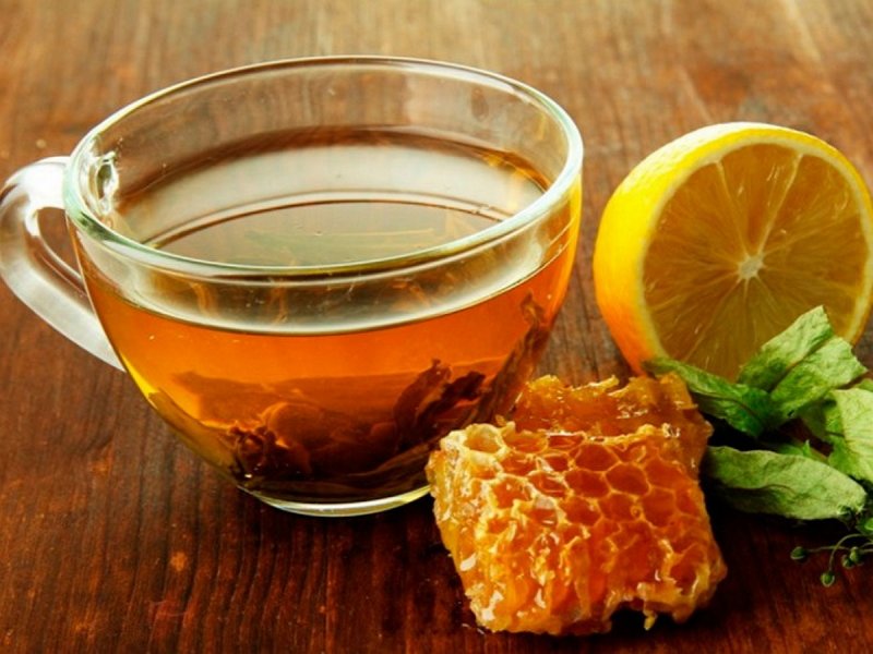 Чашка чая с лимоном и медом