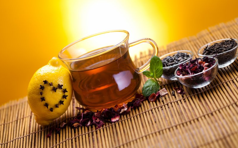 Чашка чая с лимоном и мятой