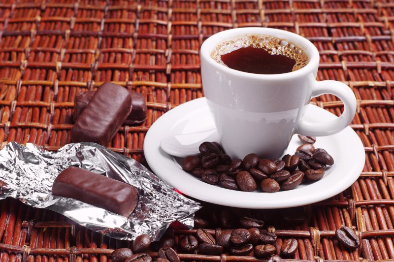 Чашка кофе и шоколад