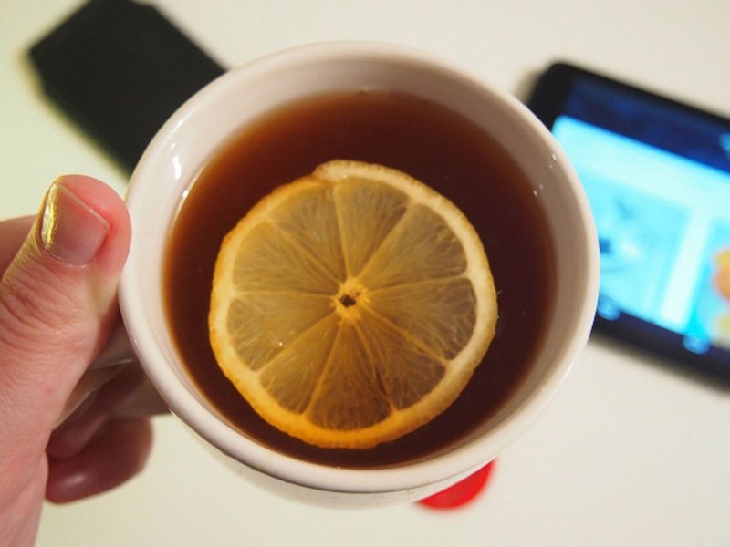Чашка чая с лимоном и медом