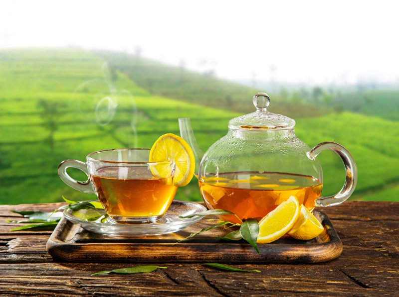 Чай с лимоном и малиновым вареньем