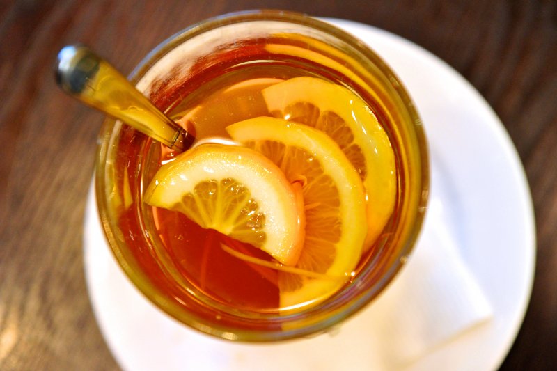 Теплый чай с медом и лимоном