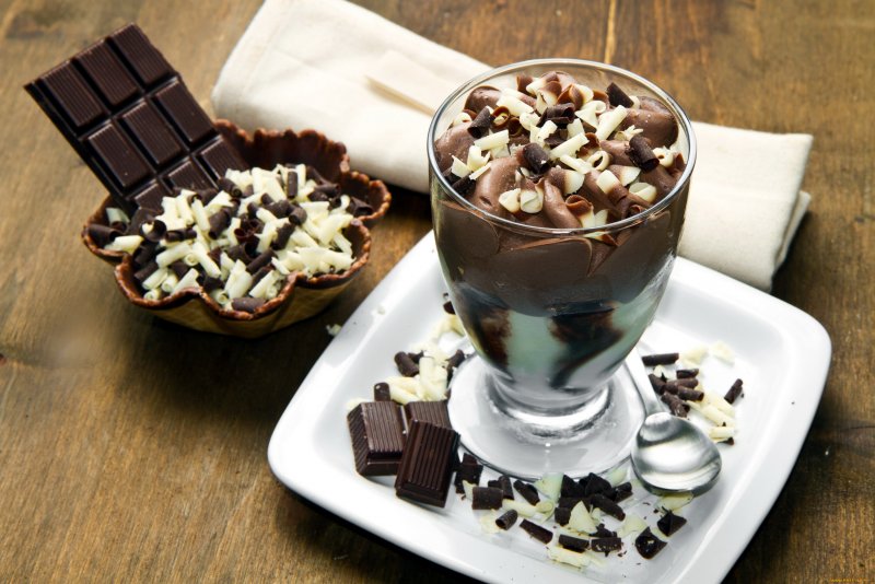 Мороженое с шоколадом и орехами
