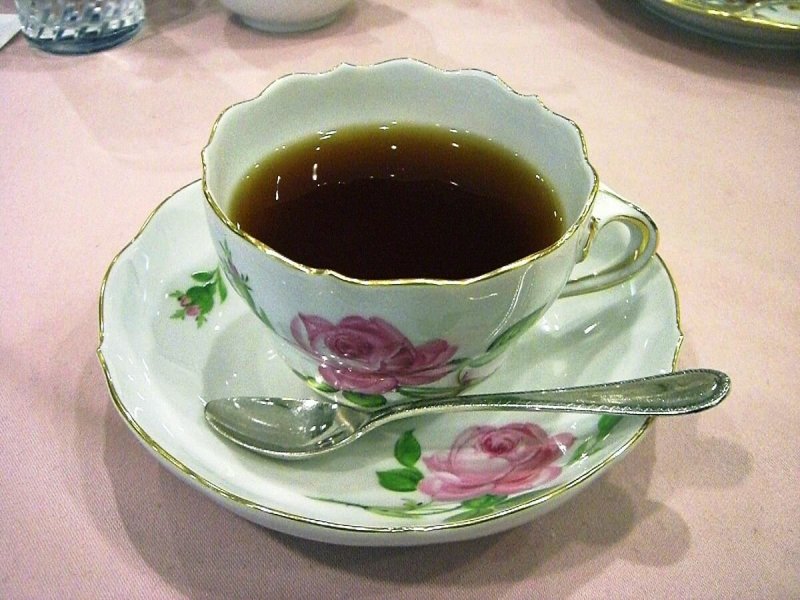 Кружка с чаем на столе