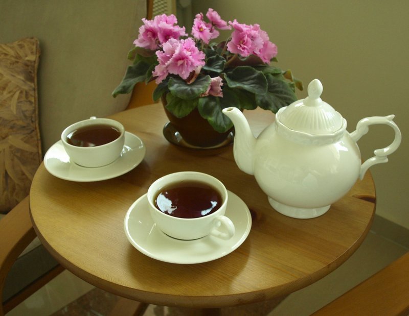 Чайник и чашка с чаем