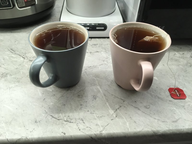 Две чашки чая на столе