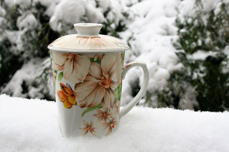Чашка кофе в зимнем лесу