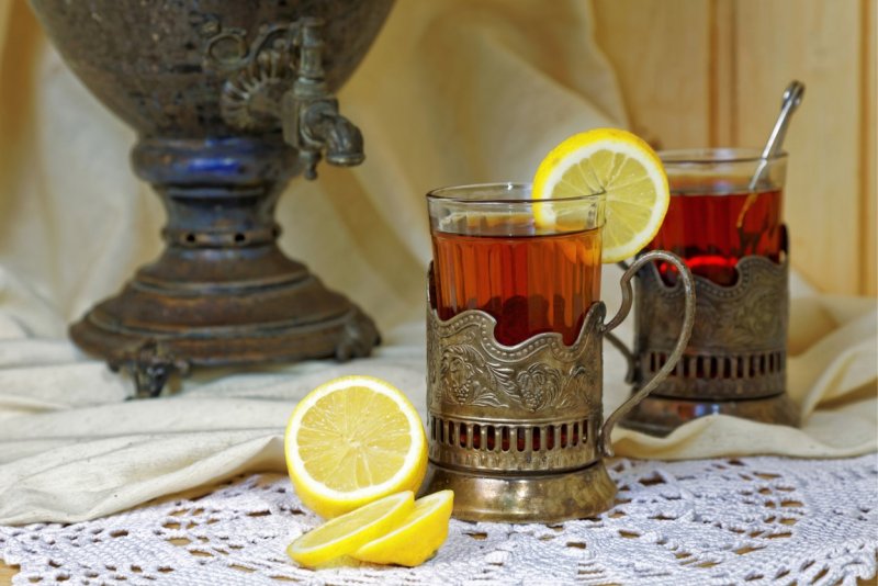 Чай с лимоном в подстаканнике