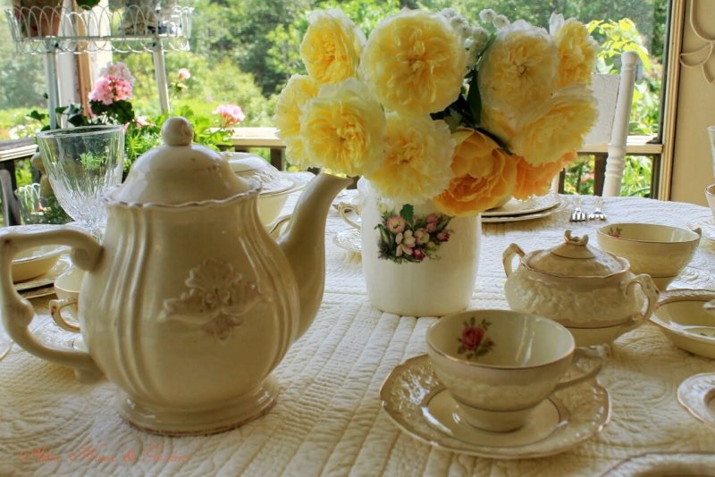 Чаепитие в саду с сервизом