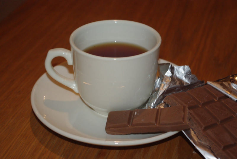 Кружка чая и шоколад