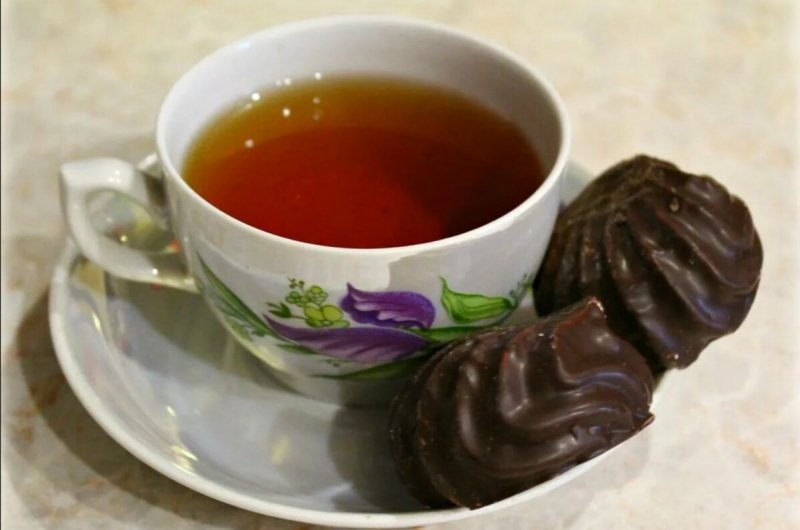 Чашка чая с конфетами