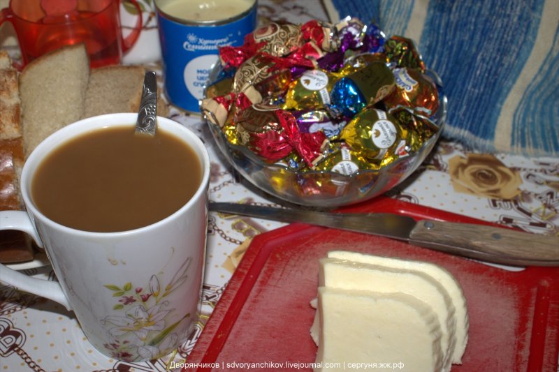 Кофе на столе сладостями домашний