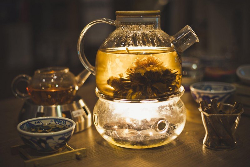 Ягодный чай в стеклянном чайнике