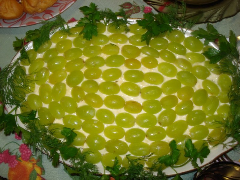 Салат с виноградом и крабовыми палочками