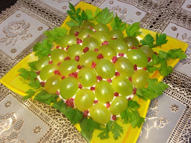 Салат с виноградом и курицей и грецкими орехами