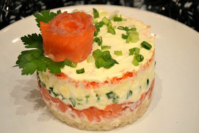 Рыбный торт салат