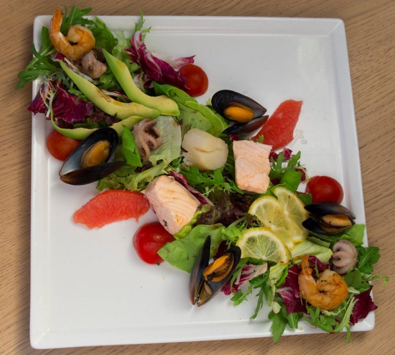 Красивый салат с морепродуктами