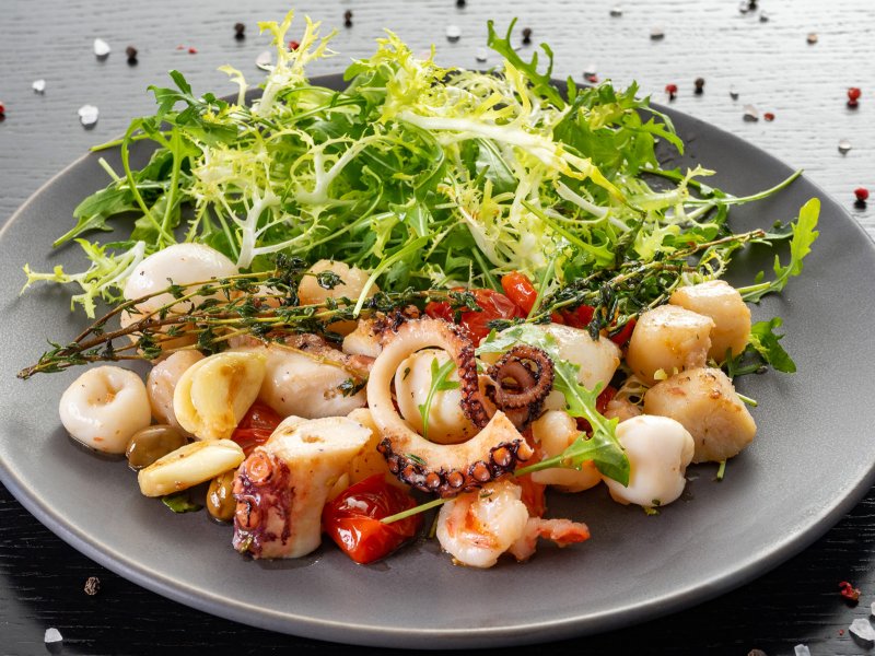 Овощной салат с морепродуктами