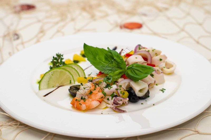 Салат с морепродуктами в ресторане