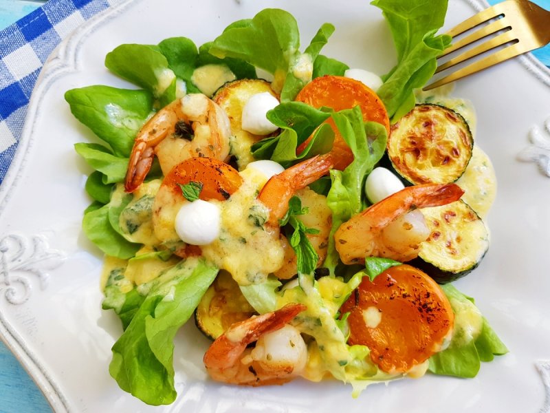 Салат руккола с креветками и авокадо