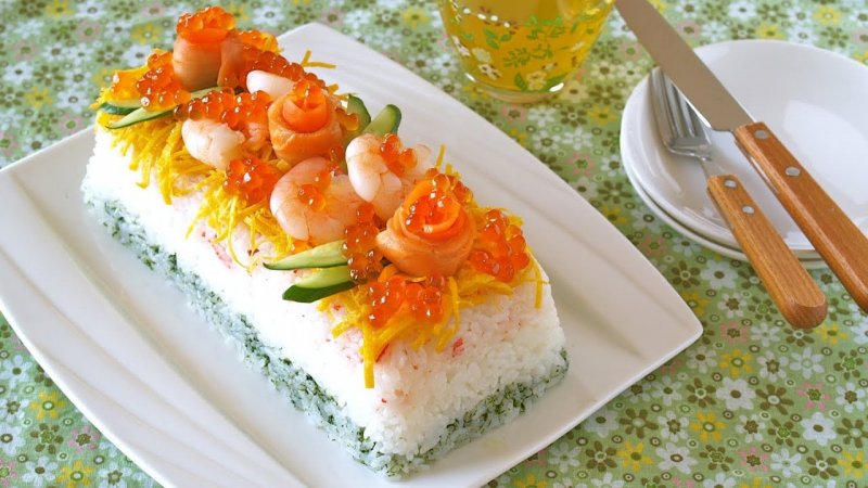 Салат суши слоями с красной рыбой