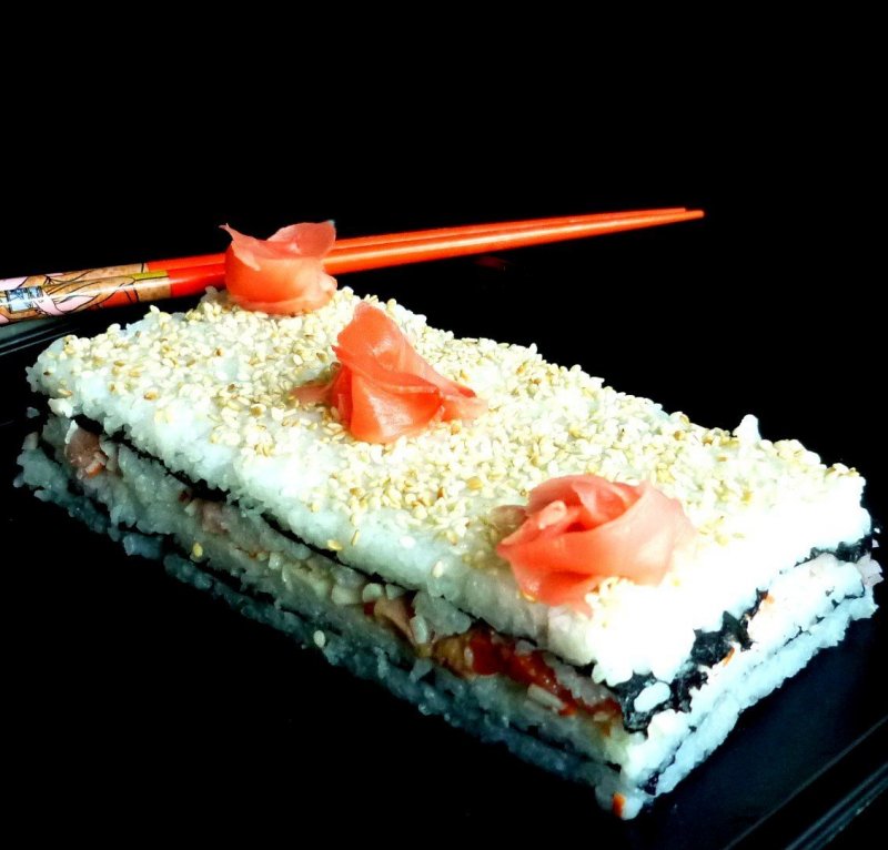 Салат суши с красной рыбой