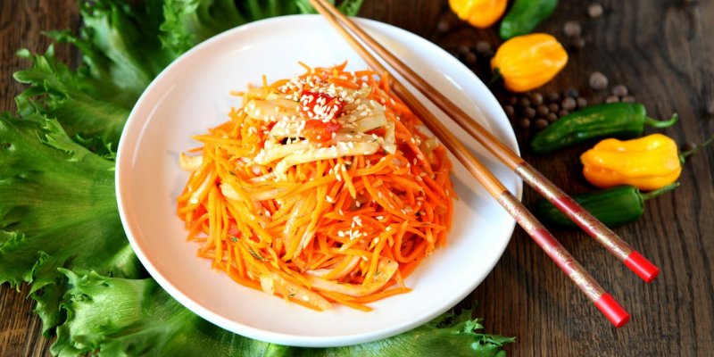 Спаржа с корейской морковкой