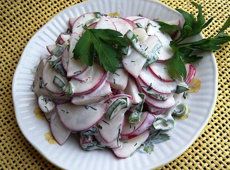 Салат с редисом и огурцом