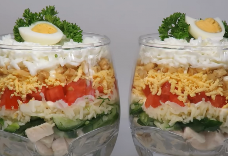 Слоеный салат в стакане