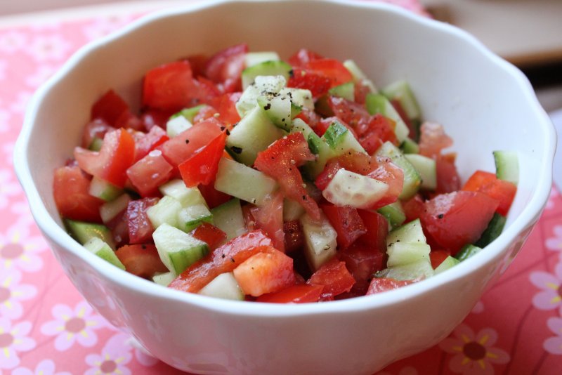 Салат с помидорами и зеленью
