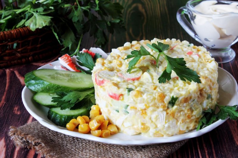 Салат с огурцом и рисом