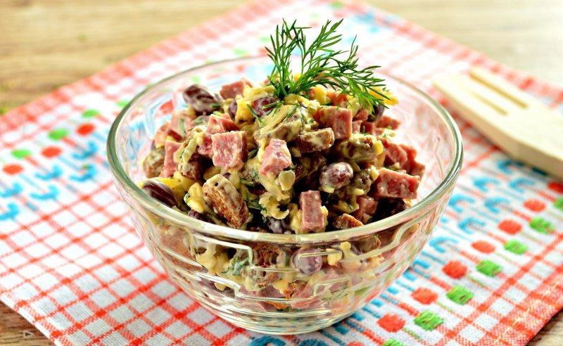 Салат с капустой и колбасой копченой и огурцами