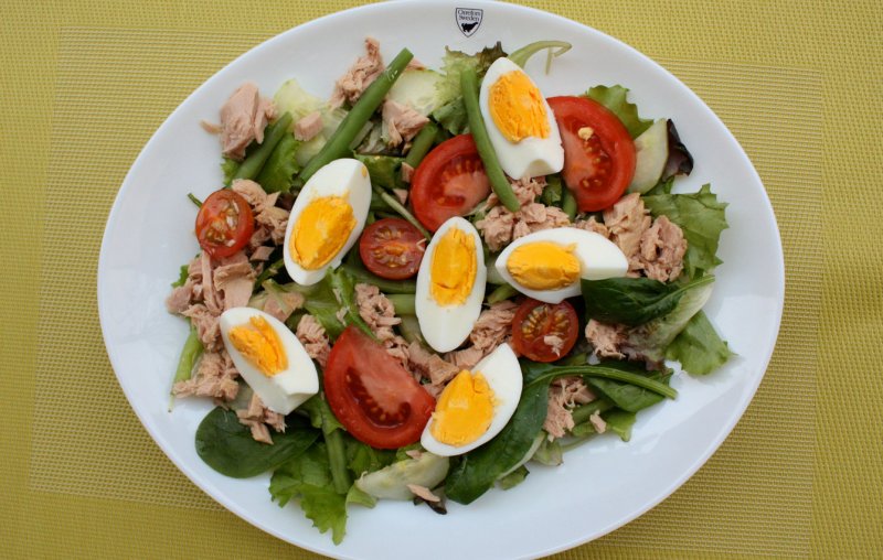 Салат с рыбой консервированной и яйцами