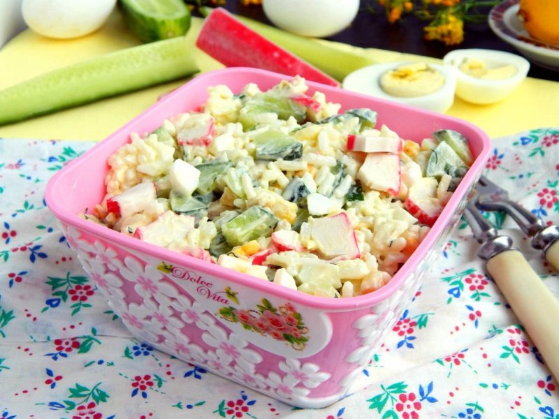 Салат с крабовыми палочками и сыром и яйцом