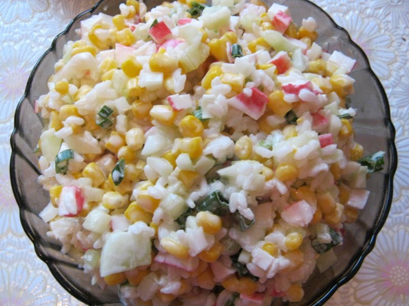 Салат с крабовыми палочками и кукурузой и яйцом и огурцом