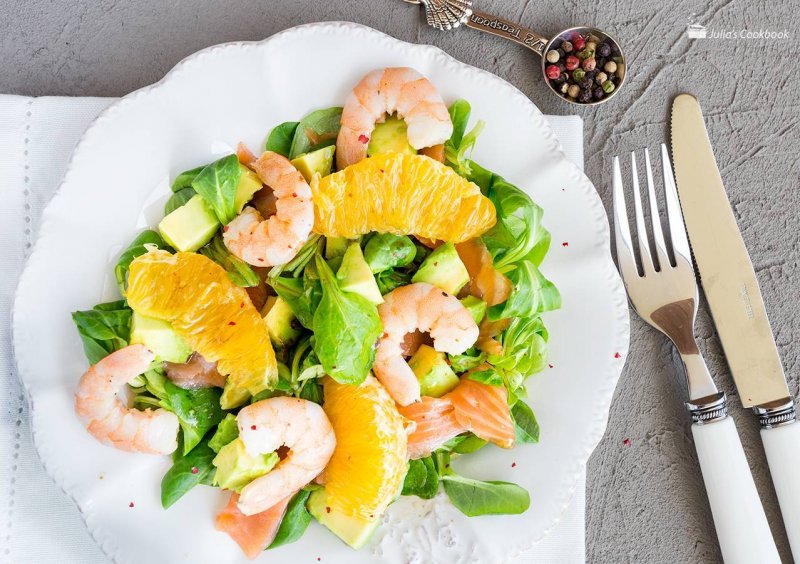 Салат с морепродуктами и овощами