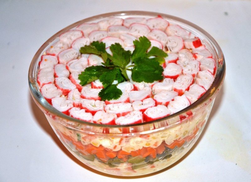 Салат с крабовыми палочками и кукурузой и рисом
