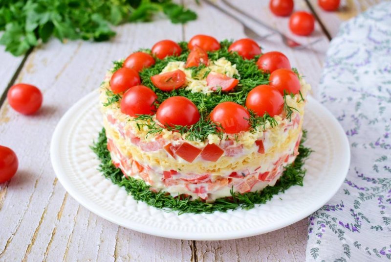Салат с крабовыми палочками и помидорами и сыром и чесноком