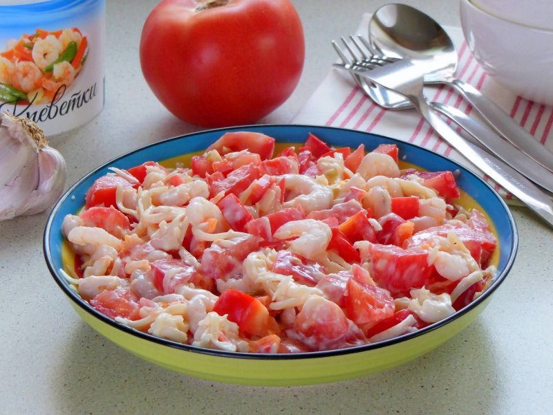 Салат красное море с крабовыми палочками и помидорами