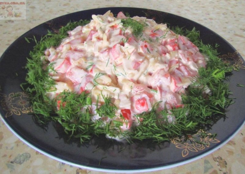 Салат с крабовыми палочками и помидорами огурцами и кукурузой