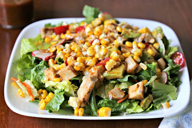 Легкий летний салат с кукурузой