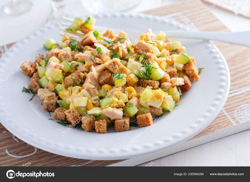 Салат с фасолью и сухариками и колбасой
