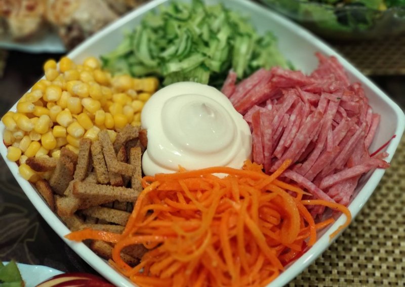 Салат Радуга с кириешками с корейской морковкой