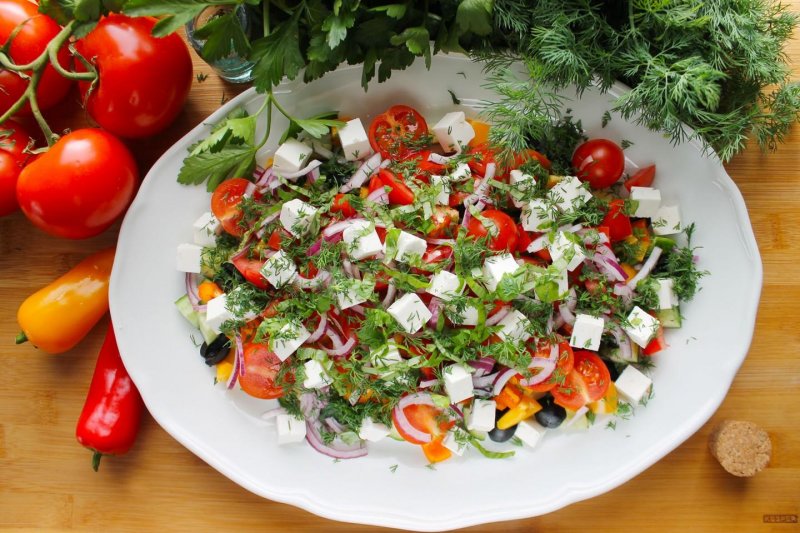 Салат с фетаксой и помидорами
