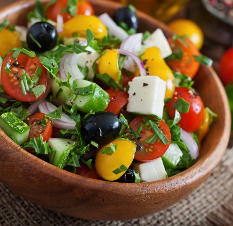 Греческий салат с рукколой и фетаксой