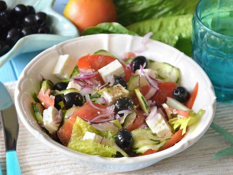 Греческий салат с фетой и маслинами