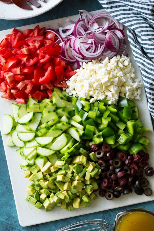 Нарезать овощи в салат