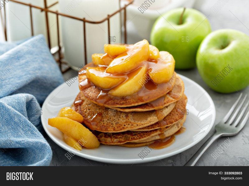 Яблоки в карамели на сковороде
